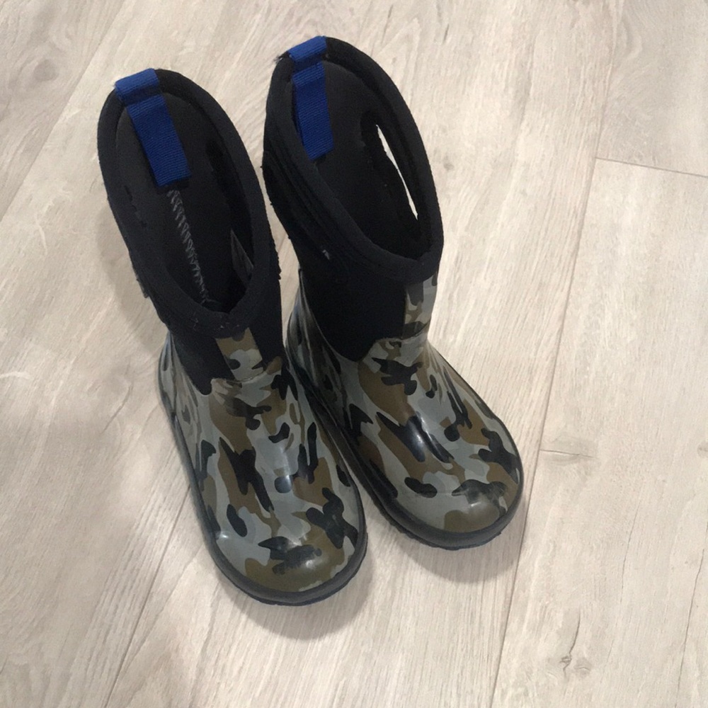 Bogs size 9 snow boots